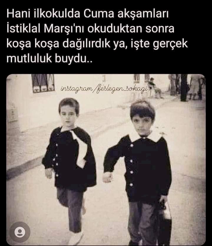 Kara önlüklerimiz, beyaz yakalıydı o Kara önlüklerin altında Cumhuriyet kokardı Atatürk kokardı.