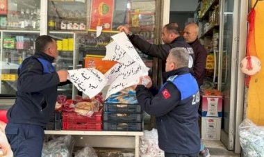 CHP'li başkan kentteki Arapça tabela ve afişleri söktürmeye başladı. Koltuğa oturdu ilk icraatı bu oldu