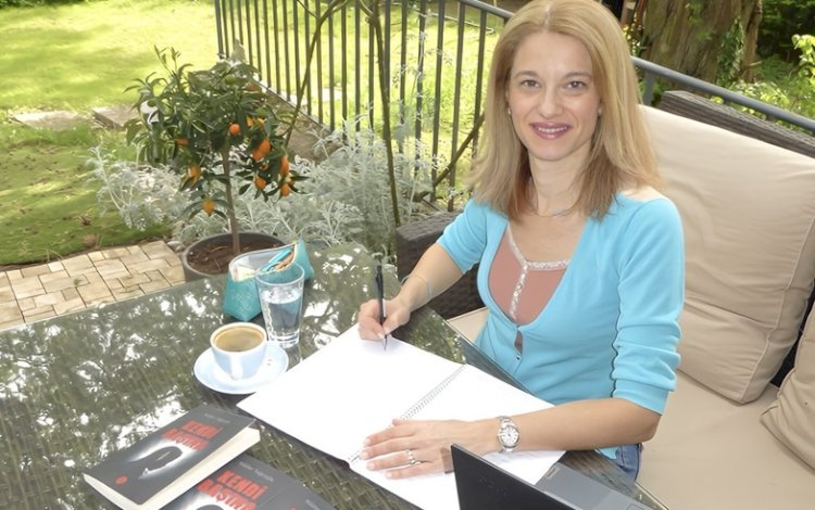 Kendi Başına Kitap Raflarda Yerini Aldı