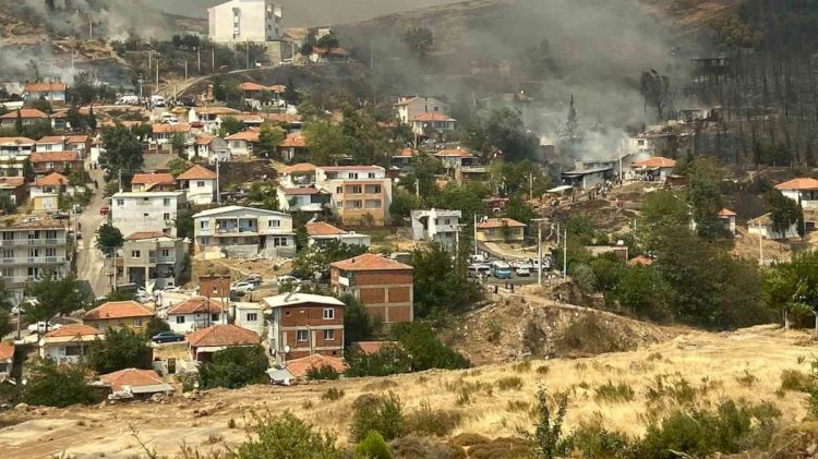 İzmir alev alev: Karşıyaka'daki yangın yerleşim yerlerinde