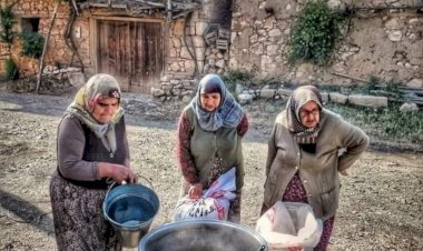 Markette koca bir reyon çorba ve turşuyla dolu. Önünde kuyruk. İnsan çorbayı niye satın alır ki...