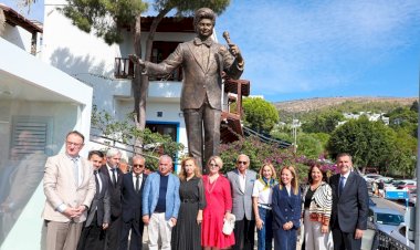 “Sanat Güneşimiz” Zeki Müren, Bodrum’da Anıldı