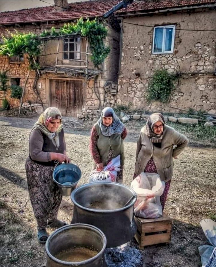 Markette koca bir reyon çorba ve turşuyla dolu. Önünde kuyruk. İnsan çorbayı niye satın alır ki...