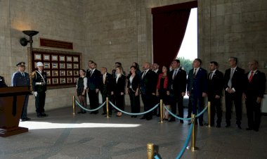 Uzanlar bayrağı devretti: Genç Parti’nin yeni kadrosundan Anıtkabir'e ziyaret!