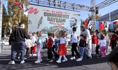 ÜSKÜDAR’DA 29 EKİM CUMHURİYET BAYRAMI COŞKUYLA KUTLANDI