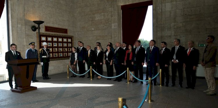Uzanlar bayrağı devretti: Genç Parti’nin yeni kadrosundan Anıtkabir'e ziyaret!