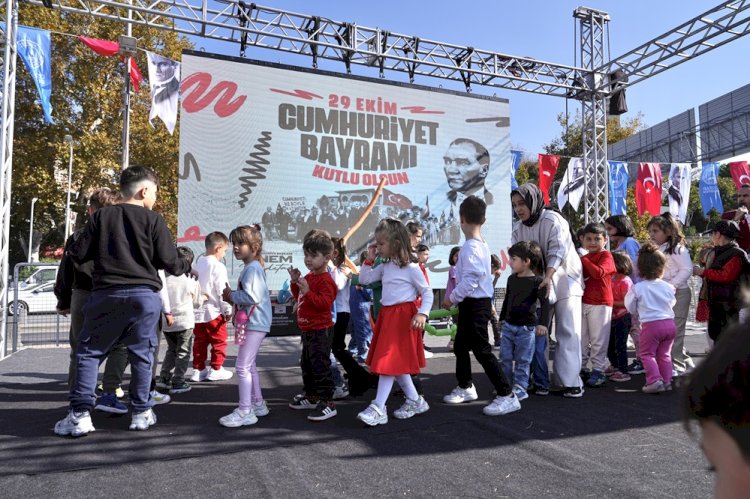 ÜSKÜDAR’DA 29 EKİM CUMHURİYET BAYRAMI COŞKUYLA KUTLANDI