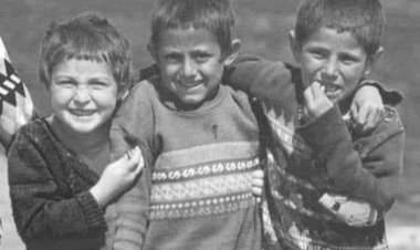 Eski tarihlerde çocukluk arkadaşı bir okulda eğitim gören çok samîmi üç arkadaş varmış