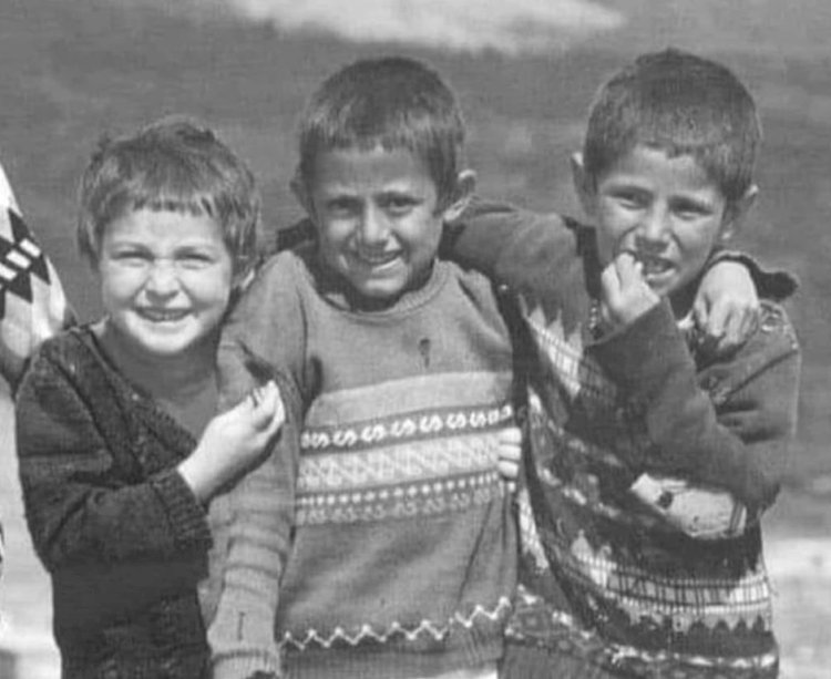 Eski tarihlerde çocukluk arkadaşı bir okulda eğitim gören çok samîmi üç arkadaş varmış