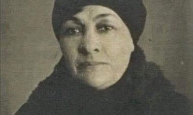 Ey iğnem dik! Elimde teğellenen şu gömlek, Bir kahraman genç Türk’ün vücudunu örtecek.”