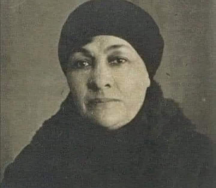 Ey iğnem dik! Elimde teğellenen şu gömlek, Bir kahraman genç Türk’ün vücudunu örtecek.”