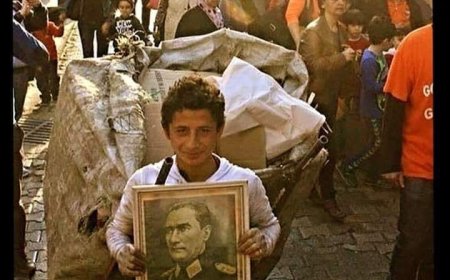 Atık Arabasının Önünde Atatürk’le Gülümseyen Umut