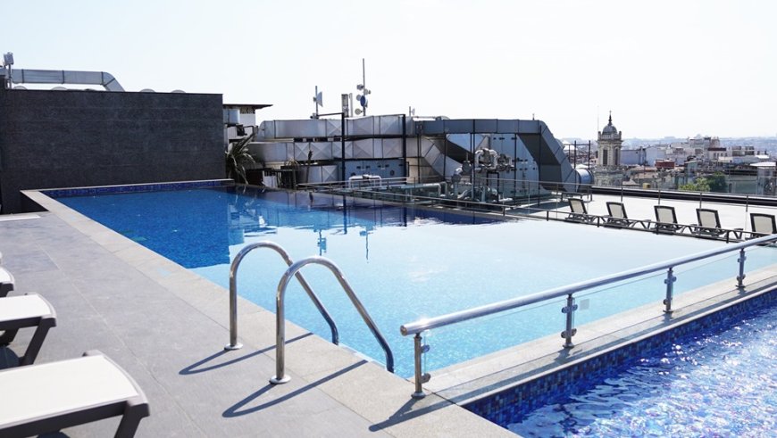 Şehrin Merkezinde Serinleme Noktası: Sofitel Istanbul Taksim Açık Havuzu Misafirlerini Bekliyor