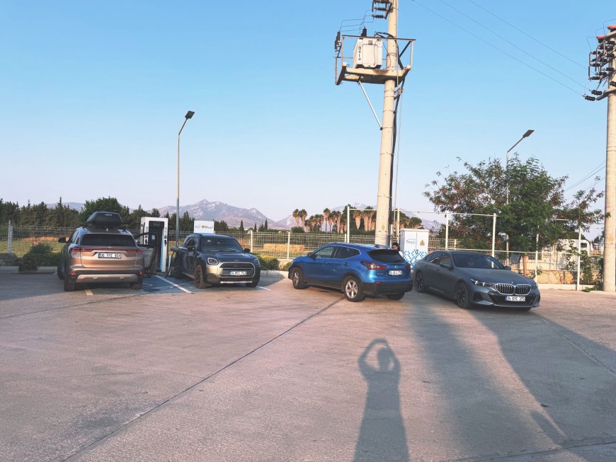Şarj Kuyruğunda Bekleyen Tatilciler: Datça’da Altyapı Yetersizliği Sinyal Veriyor