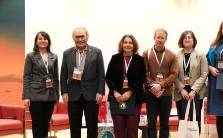 Nevzat Tarhan: Dostluk duygusunu kaybettiğimiz için yalnızız