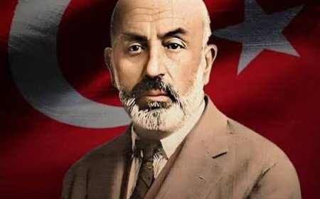 Mehmet Akif Ersoy son yolculuğuna binlerce gencin omzunda uğurlandı