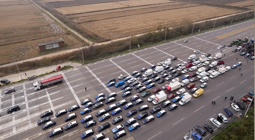 Yunanistan'da çiftçiler bu kez sınır kapılarında yolları kapattı