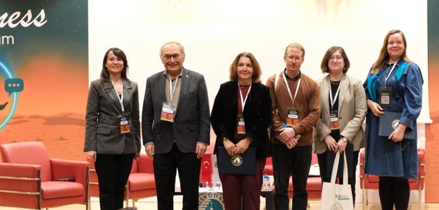 Nevzat Tarhan: Dostluk duygusunu kaybettiğimiz için yalnızız