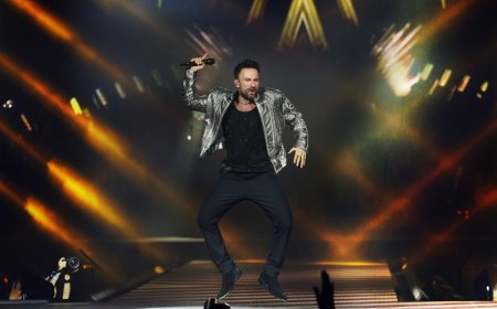 Tarkan sahneden eşine ve kızına seslendi: “Beni çok sev”