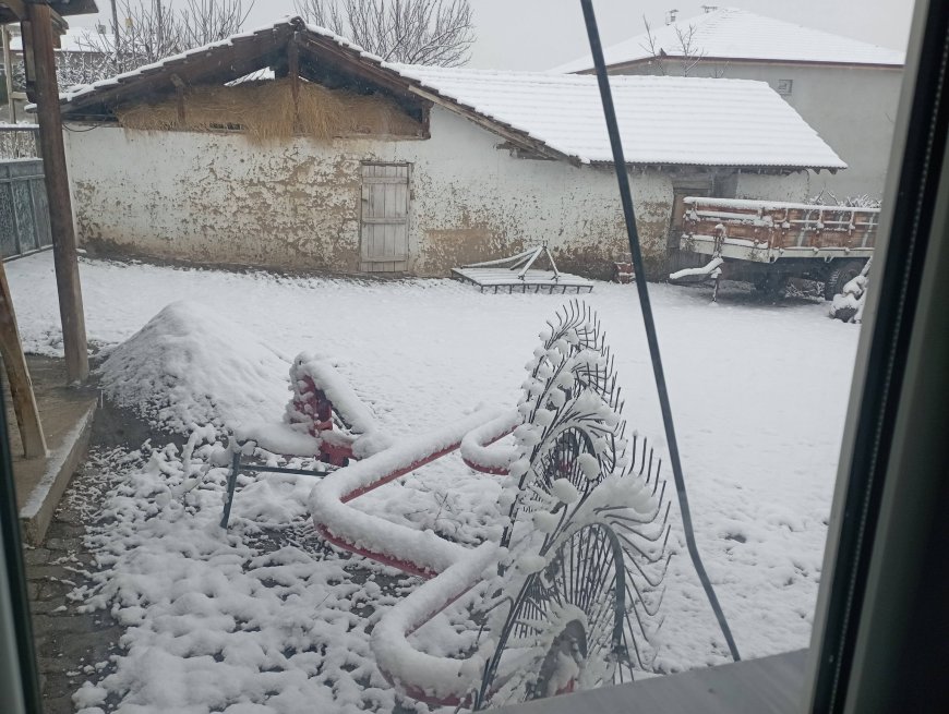 Amasya Taşova Uluköy Kasabası’na kar yağdı, sevinçle karşılandı
