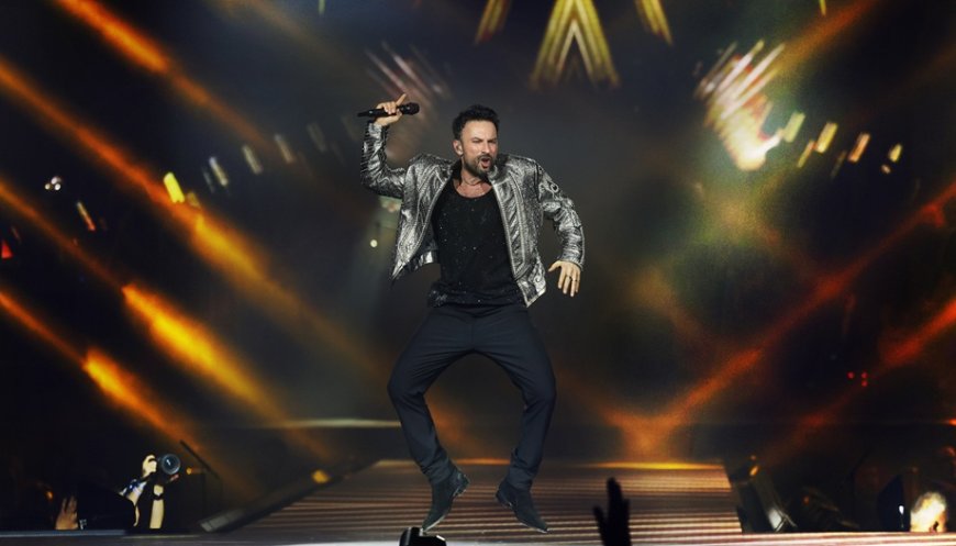Tarkan sahneden eşine ve kızına seslendi: “Beni çok sev”