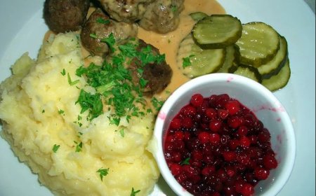 İsveç Köftesi’nin Bilinmeyen Soyağacı: Sürgünden Sofraya!