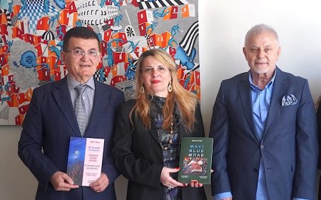OSMAN ÖZTÜRK’ÜN MAVİ-BLUE” ADLI KİTABI ATİNA’DA OKURLA BULUŞTU