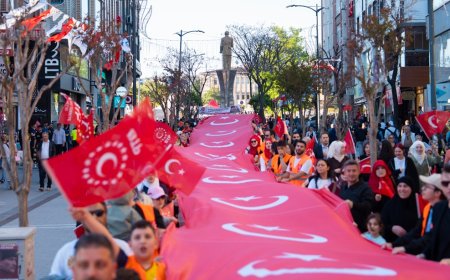 Avcılar’da 19 Mayıs kortejine dev Türk bayrağı damga vurdu