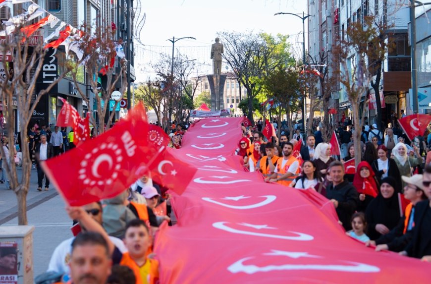 Avcılar’da 19 Mayıs kortejine dev Türk bayrağı damga vurdu