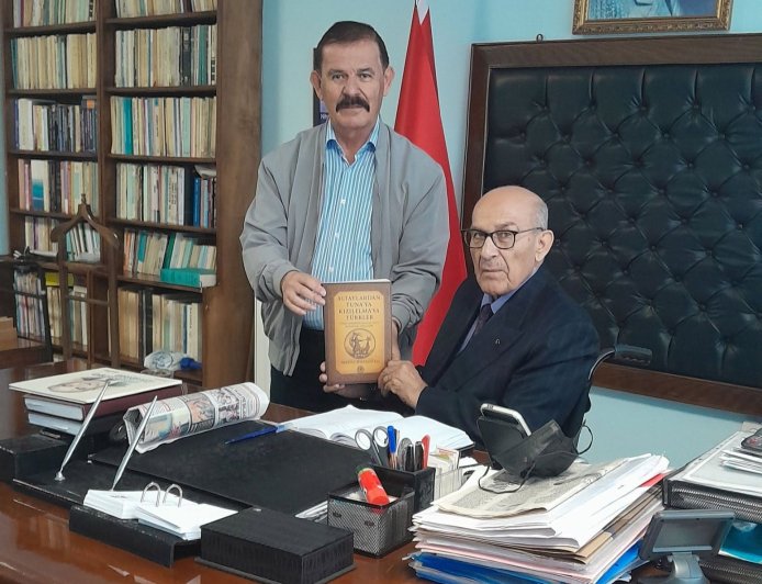Muharrem Şemsek’e “Altaylardan Tuna’ya Kızılelma’ya Türkler” kitabı takdim edildi