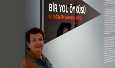“Bir Yol Öyküsü” Sergisini Küratör Engin Özendes’ten Dinleyin!