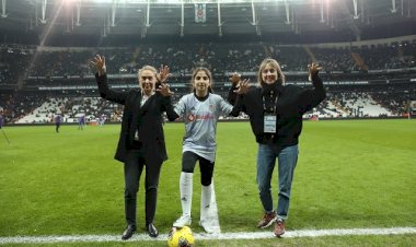 “GELECEĞİN KARAKARTALI” ELİF CAN, VODAFONE PARK’TA SAHAYA ÇIKTI ​