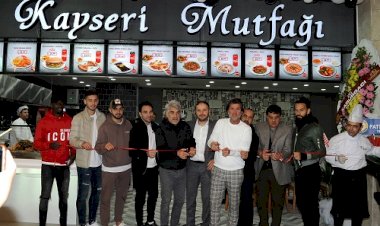 ADANA'DA ÜNLÜ FUTBOLCULAR YAPRAK SARMAYA DOYAMADI