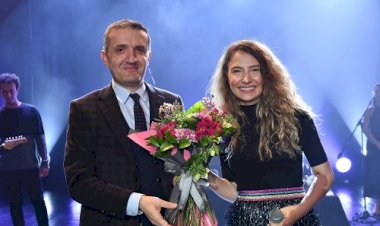 GENÇ SANATÇI IRMAK ARICI İLE ÜSKÜDAR’DA YER YERİNDEN OYNADI