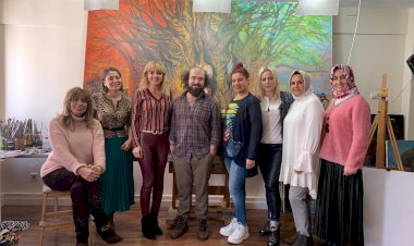 İYİLİK İÇİN SANAT DERNEĞİ ÜYELERİ, RESSAM KADER GENÇ’İ ATÖLYESİNDE ZİYARET ETTİ