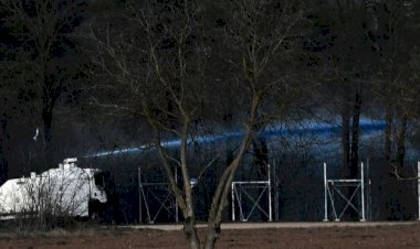Yunan polisi sınırı geçenleri 'tespit edip tutuklamak için' mavi renkli tazyikli su sıkıyor