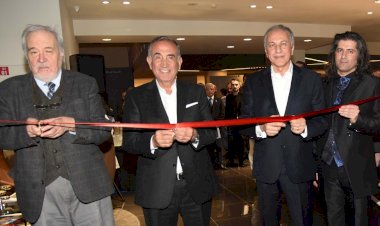 Aşkın Ateşiyle Sanata Dönen Kumaştan Yapılan "Nilüfer"Lexus’un Yaşam Tarzıyla Buluştu