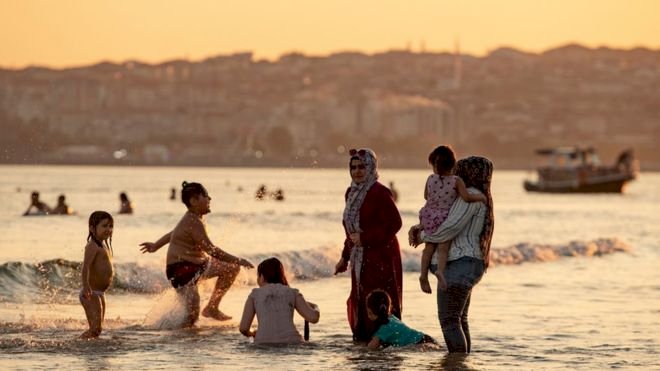 Suriyeliler - Guardian: Türkiye'deki gözaltıların boyutu ve hızı, açık kapı politikasının tamamen değiştiğinin işareti