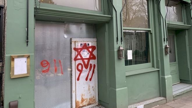 Londra'nın kuzeyinde dükkanların camlarına ve sokaklara Yahudi düşmanı graffitiler çizildi