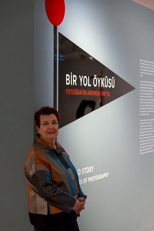 “Bir Yol Öyküsü” Sergisini Küratör Engin Özendes’ten Dinleyin!