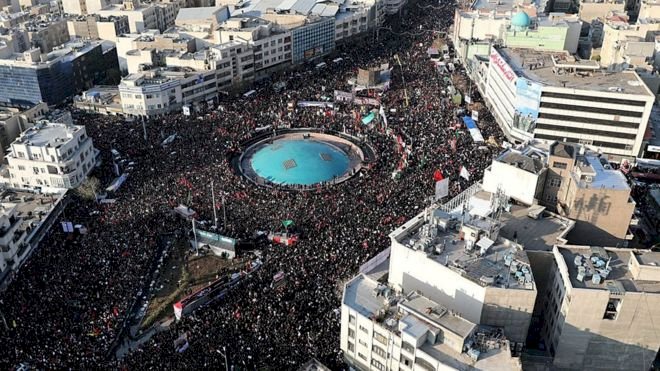 Kasım Süleymani suikastı: Tahran'da törene yüz binlerce kişi katılıyor