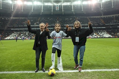 “GELECEĞİN KARAKARTALI” ELİF CAN, VODAFONE PARK’TA SAHAYA ÇIKTI ​