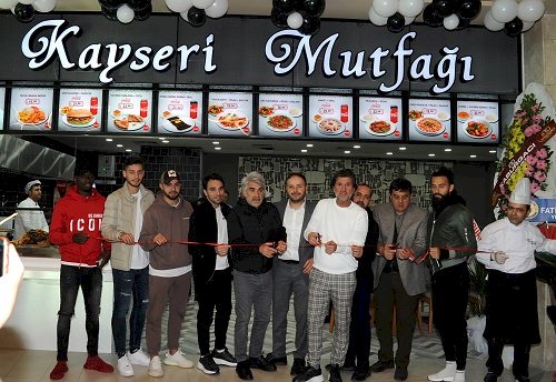 ADANA'DA ÜNLÜ FUTBOLCULAR YAPRAK SARMAYA DOYAMADI