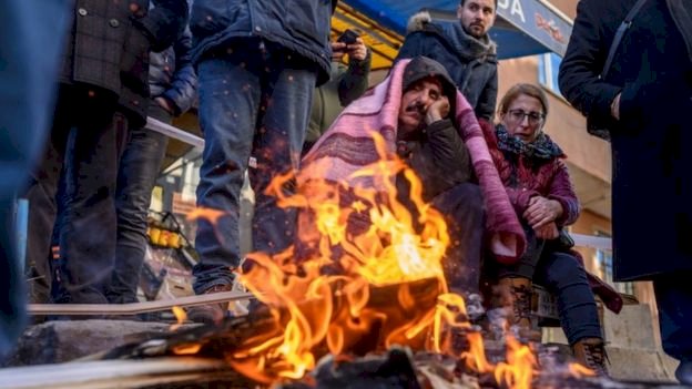 Elazığ depremi: 24 saat sonra bir çocuk enkazdan kurtarıldı