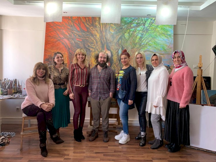 İYİLİK İÇİN SANAT DERNEĞİ ÜYELERİ, RESSAM KADER GENÇ’İ ATÖLYESİNDE ZİYARET ETTİ