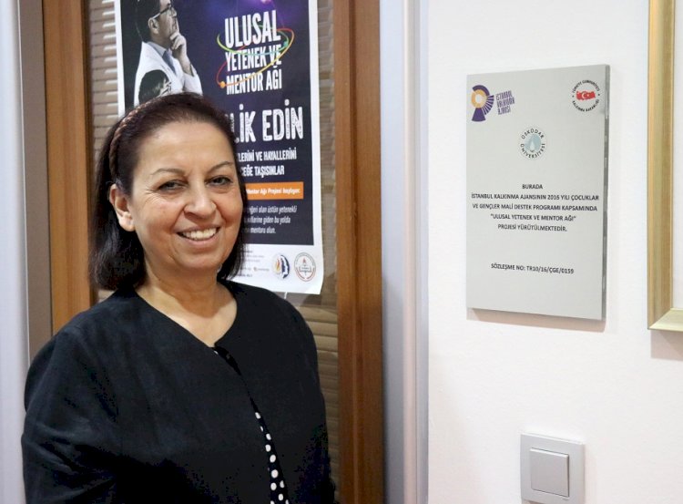 Halide İncekara: “Farklıymış gibi davranmak en ağır yük”